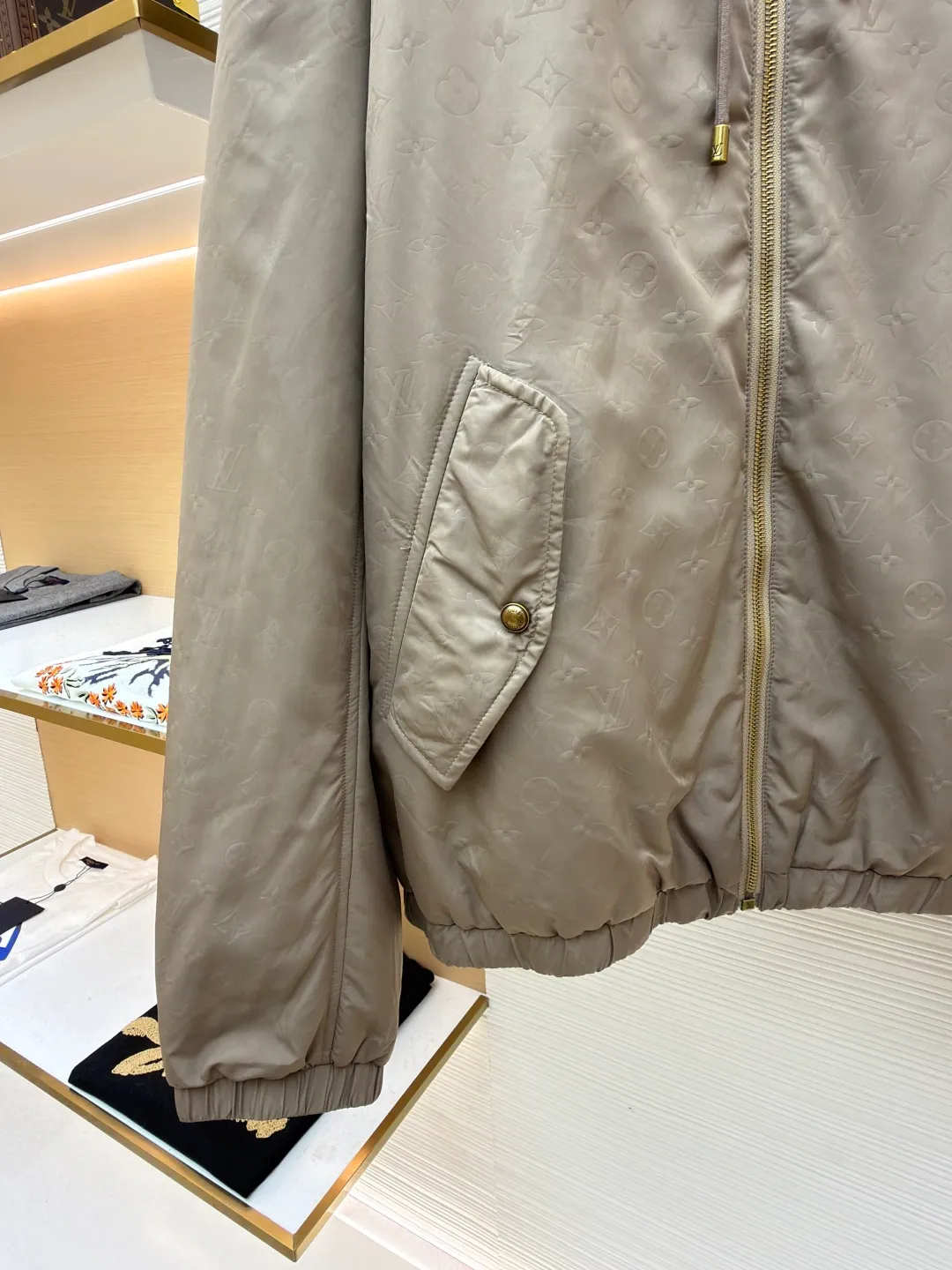 LOUIS VUITTON gravure embossed cotton clothing ●Original version: 26100 purchased and developed ●Item number: 1681593-C95 ●Fabric: polyester fiber fabric ●Technology: embossed production ●Color: khaki ●Version: fitted version ●Weight: about 575 grams ●Size: XS-S-M-L ●Description: This hooded windproof jacket renews the classic jacket design on the 2025 spring and summer show, with an all-over embossed pattern dipped in elegant tones. Lightly padded and silky lined for added comfort, it adds a modern edge to everyday looks. The overall wiring is straight and delicate, the fabric is comfortable and soft, and the color is consistent without color difference. It can be matched with the same style to create a fashionable look and control various occasions. Customized accessories, complete with three standards, same style for men and women!